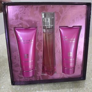 Givenchy Very Irrésistible Eau de Parfum 3 Piece  gift set.